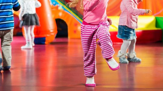 Tragiczny wypadek na sali zabaw. Dziewczynka ma złamany kręgosłup