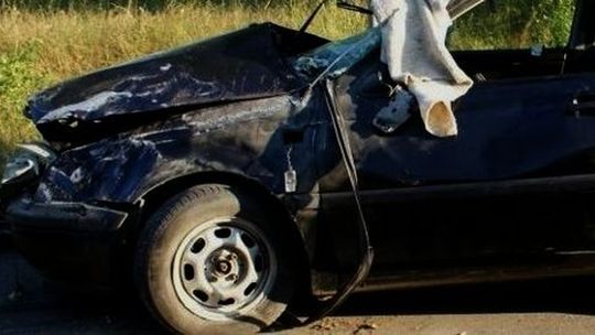 Wypadek na śliskiej nawierzchni. Dwie osoby w szpitalu