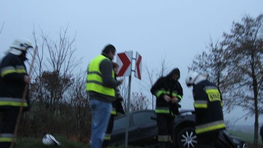 Wypadek osobówki z ciężarówką