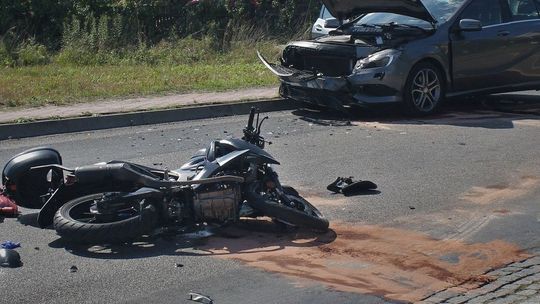 Wypadek spowodował motocyklista. Nie jechał niestety sam. A wystarczyło spojrzeć w lusterko