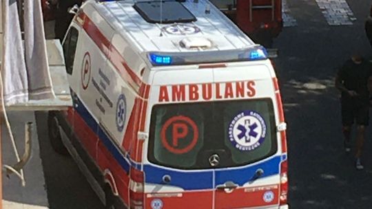 Wypadek w Gryfinie przy ul. Piastów. Cofający kierowca nie zauważył pieszej w lusterku