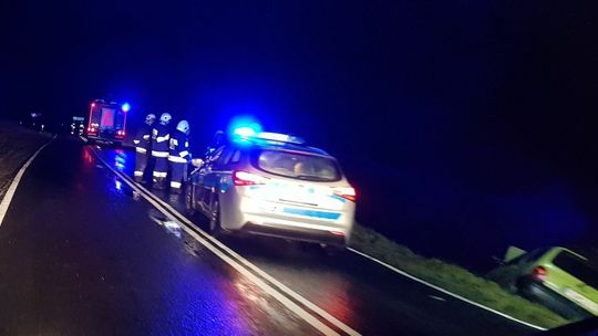 Wypadek. Wpadł autem do rowu