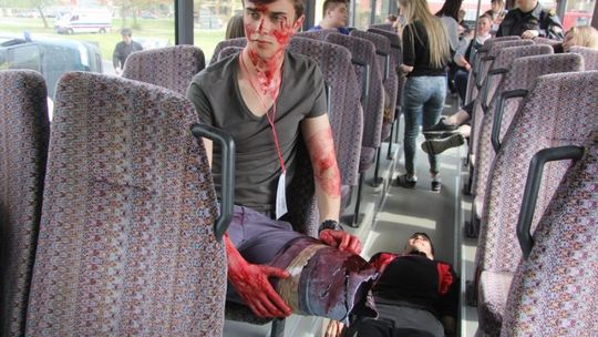 Wypadek z dwoma samochodami osobowymi oraz autobusem