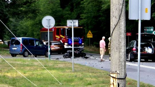 Wypadek z udziałem motocyklisty. Karetki i śmigłowiec LPR w akcji