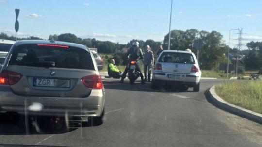 Wypadek z udziałem motocyklisty na rondzie obwodnicy Gryfina