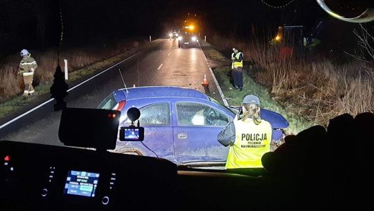 Wypadł z drogi i znalazł się w rowie. Dwie osoby zostały ranne [ZDJĘCIA]