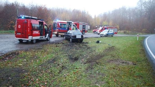 Wypadł z drogi na łuku. Dwie osoby w szpitalu