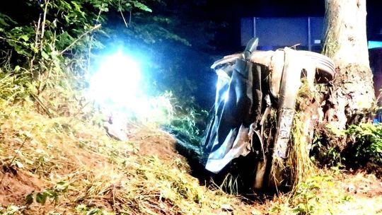 Wypadł z drogi na zakręcie [ZDJĘCIA]