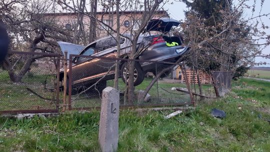 Wypadł z drogi, uderzył w słup i zawiesił się na ogrodzeniu