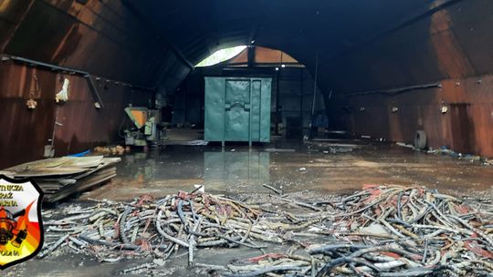 Wypalanie kabli przyczyną pożaru w byłym tartaku? Sprawę bada policja