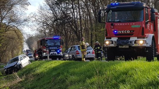 Wyprzedzał i zderzył się czołowo. Dwie osoby poszkodowane