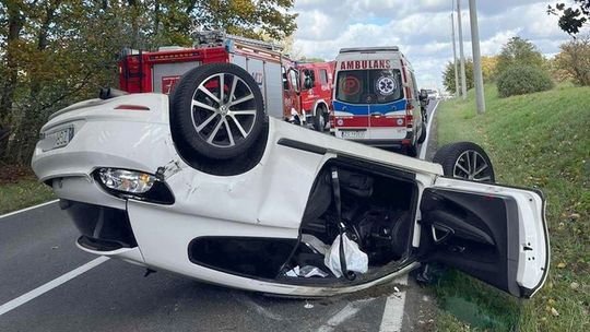 Wyprzedzał, uderzył i doprowadził inne auto do dachowania [ZDJĘCIA]