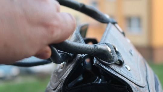 Wyrwał jej torebkę z komórką i… glukometrem