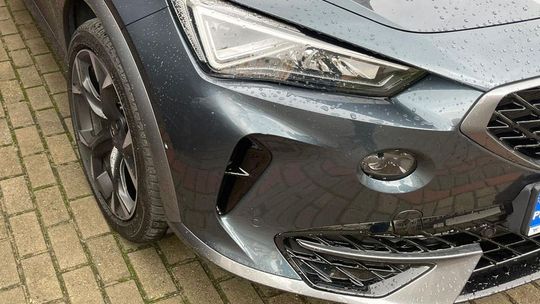 Wyrządził szkodę na parkingu i uciekł. Pomóżmy ustalić sprawcę uszkodzenia samochodu