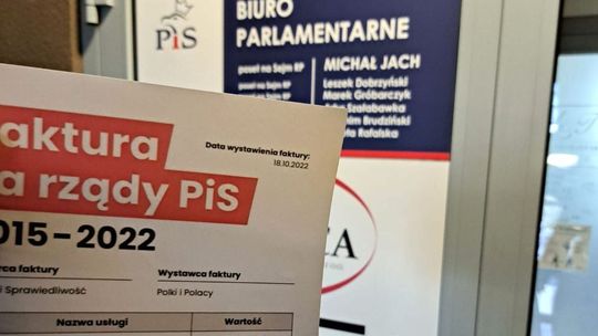 Wystawili fakturę za rządy PiS-u i powiesili na drzwiach biura