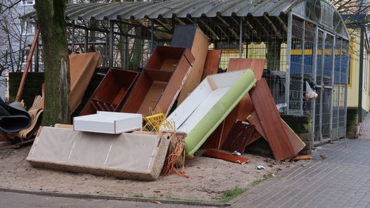 Wystawka (?) przed blokiem Wystawka (?) przed blokiem