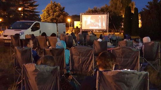 Wyświetlą komedię pod gryfińskim niebem