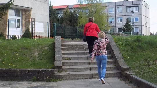 Wyszczerbione i zarośnięte schody. Gdzie jest gospodarz tego terenu?