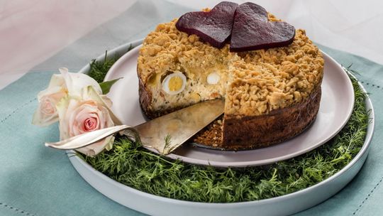 Wytrawne walentynki: Przepis na oryginalny sernik na słono z łososiem