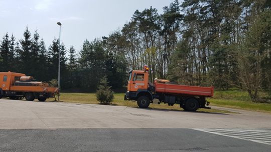 Wzięli się za naprawę drogi Wzięli się za naprawę drogi