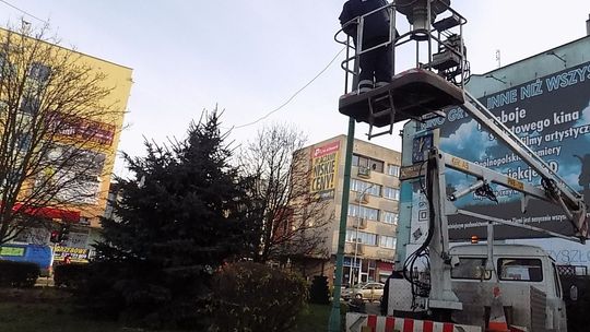 Wzięli się za świąteczne przystrajanie miasta