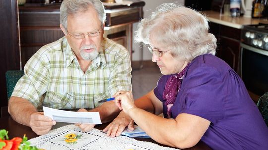 Dramatyczne wybory seniorów: Jedzenie czy leki? Sprawdź, jak przeżyć za 1800 zł na rękę