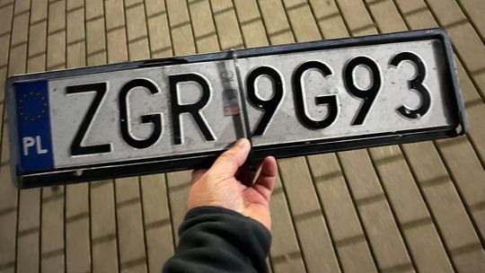 Z czyjego pojazdu jest ta tablica?