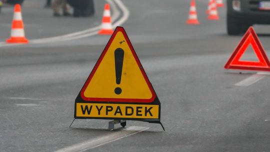 Z jadącej ciężarówki spadła plandeka. Zraniła kierowcę samochodu osobowego