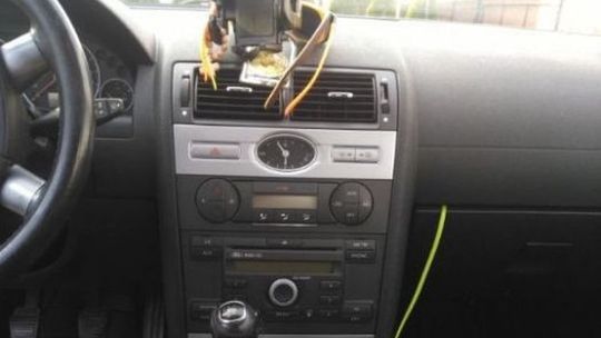 Z jednego otwartego samochodu skradziono portfel, a z drugiego smartfon