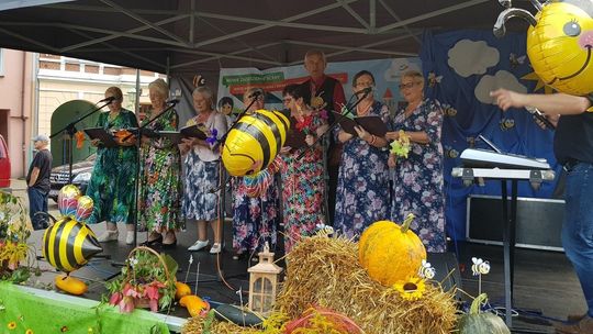 Z jednej strony targ zdrowej żywności, z drugiej sport, a z trzeciej zawody strażackie