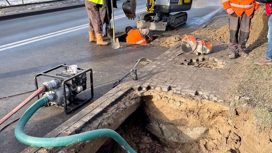 Z kumulacją awarii sieci wodnej walczą od kilkunastu dni Z kumulacją awarii sieci wodnej walczą od kilkunastu dni