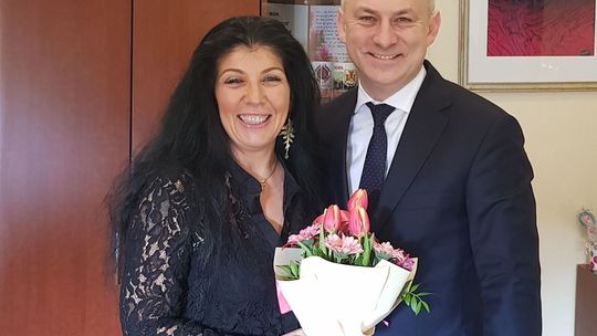 Z kwiatami u wójt Anny Kusy-Kłos i wicestarosty Ewy Dudar