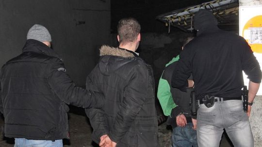 Z marketu ukradli 2 kartony czekolady. Za sprzedane słodycze kupili alkohol Z marketu ukradli 2 kartony czekolady. Za sprzedane słodycze kupili alkohol