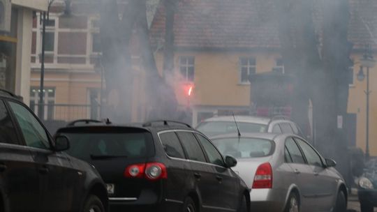 Z odpalonymi racami chodzą po mieście