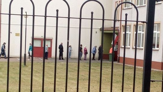 Z opóźnieniem otworzyli dwa lokale wyborcze. Kolejka do zagłosowania w referendum