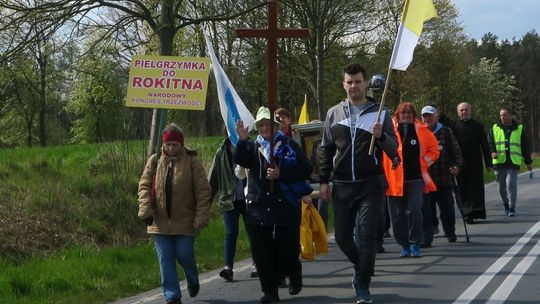 Z osobistymi intencjami pielgrzymują do Rokitna