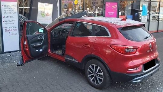 Z parkingu wjechał prosto w sklep. Sterował autem... kijkami do nordic walking