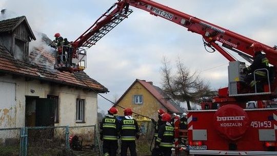 Z płonącego domu wynieśli butlę z gazem
