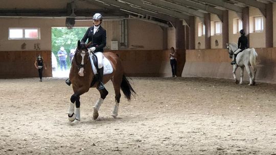 Z sukcesami kontynuuje karierę sportową w ujeżdżeniu