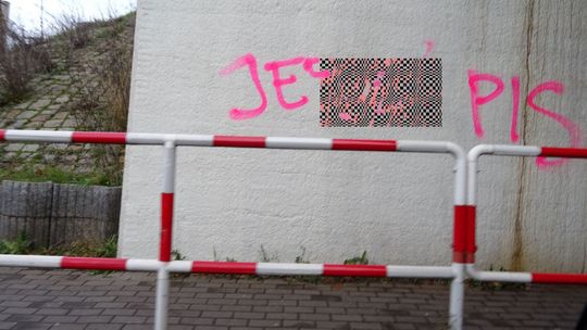 Z transparentów na mury