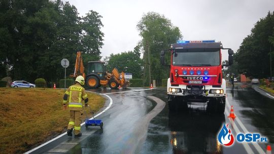 Z uszkodzonej koparki wylało się paliwo