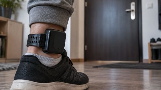 Więzienie zamienią na dom i elektroniczną opaskę. Rząd rozszerza dozór elektroniczny dla skazanych
