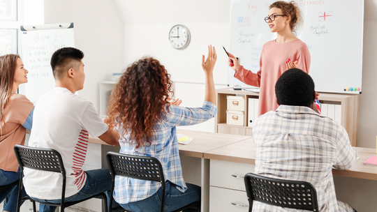 Rok szkolny, tuż tuż, a tu nie ma kto prowadzić lekcji. Potrzeba pilnych zmian