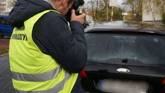Za szybko, bez prawa jazdy, pod wpływem alkoholu w... kradzionym samochodzie