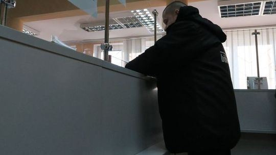 Zabawa w telefony. Trudno zarejestrować samochód