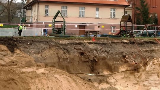 Zabezpieczają skarpę działki, na której stoi przedszkole