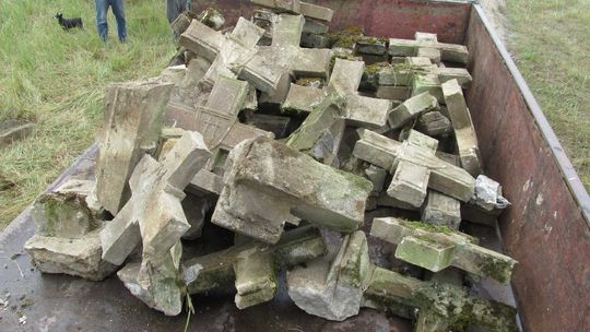 Zabezpieczono krzyże oraz imienne tabliczki poległych żołnierzy