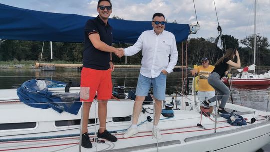 Zabiera na rejs w szczytnym celu