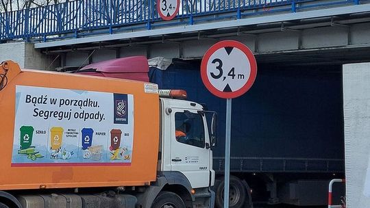 Zablokował się pod wiaduktem Zablokował się pod wiaduktem