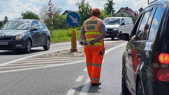 Zablokowali cały pas jezdni. Czy prace będą kontynuowane?